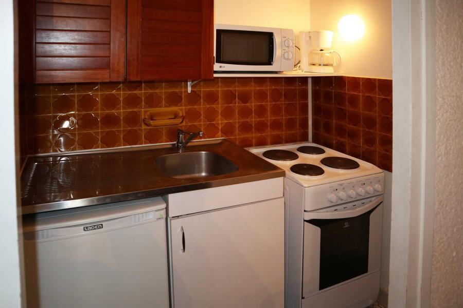 Rent in ski resort Studio sleeping corner 4 people (061) - Résidence les Cembros - Les Orres - Kitchenette