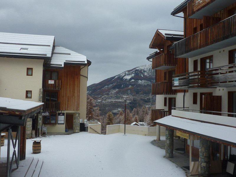 Rent in ski resort 2 room apartment 6 people (813) - Résidence les Eglantines - Les Orres - Winter outside