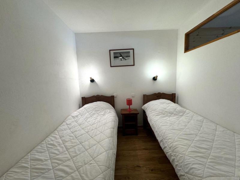 Rent in ski resort 2 room apartment 6 people (1213) - Résidence les Erines - Les Orres - Bedroom