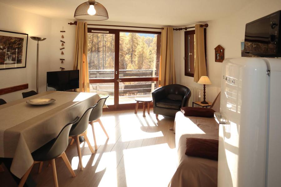 Rent in ski resort 2 room apartment sleeping corner 6 people (472) - Résidence les Flocons - Les Orres - Living room