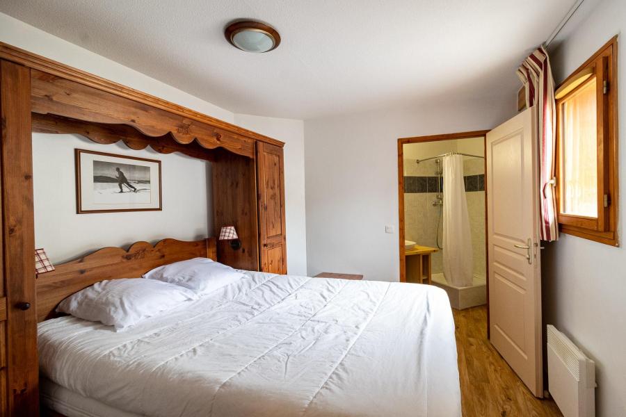 Rent in ski resort 2 room duplex apartment 8 people (2201) - Résidence les Silènes - Les Orres - Bedroom