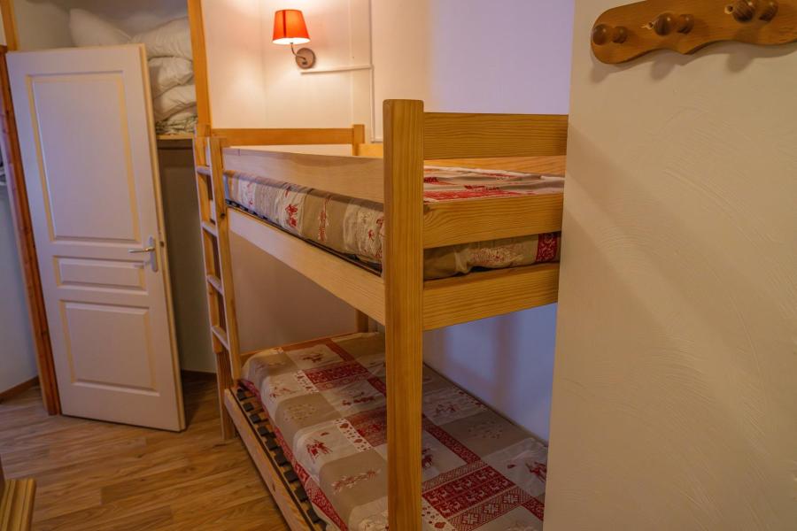 Rent in ski resort 2 room apartment sleeping corner 6 people (MBC606) - Résidence les Valérianes - Les Orres - Bedroom