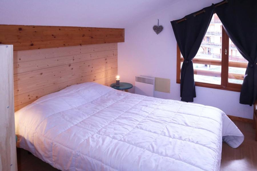 Rent in ski resort 2 room duplex apartment 8 people (820) - Résidence Parc des Airelles - Les Orres - Bedroom