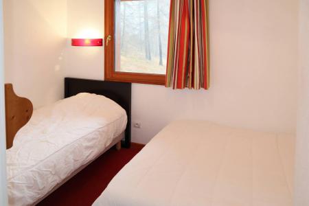 Rent in ski resort Semi-detached 5 room chalet 10 people - Chalet la Combe d'Or - Les Orres - Bedroom