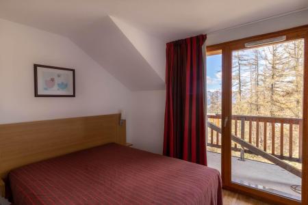 Rent in ski resort 4 room duplex apartment sleeping corner 8 people (D502) - Chalets de Bois Méan D - Les Orres - Bedroom