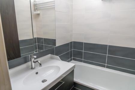 Rent in ski resort 2 room apartment sleeping corner 6 people (52) - La Résidence l'Oustal - Les Orres - Bathroom
