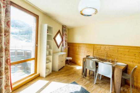 Rent in ski resort Studio sleeping corner 4 people (407) - La Résidence le 1650 - Les Orres - Living room