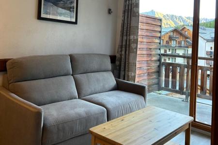 Rent in ski resort 2 room apartment sleeping corner 4 people (04) - Le Parc des Airelles - Les Orres - Living room