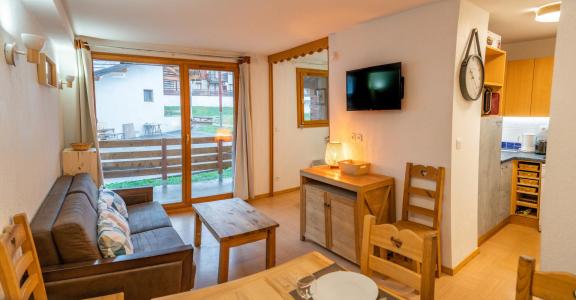 Rent in ski resort 2 room apartment sleeping corner 6 people (015) - Le Parc des Airelles - Les Orres - Living room