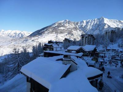 Rent in ski resort 2 room apartment sleeping corner 6 people (301) - Résidence Cairn - Les Orres - Winter outside
