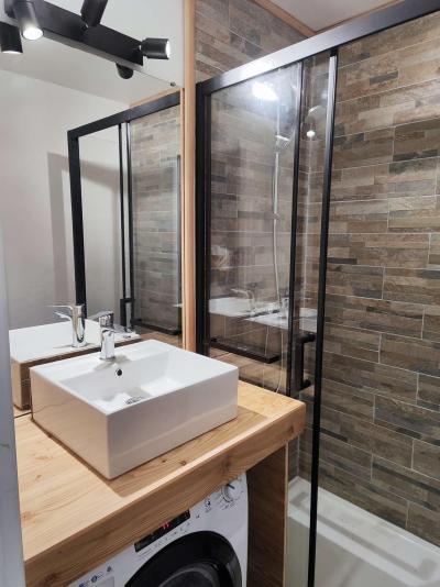 Rent in ski resort Studio sleeping corner 6 people (256) - Résidence l'Oustal - Les Orres - Shower room