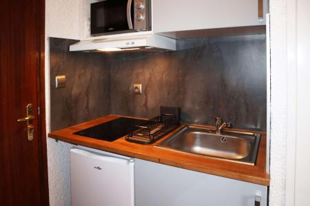 Rent in ski resort RESIDENCE LE 1650 - Les Orres - Kitchenette