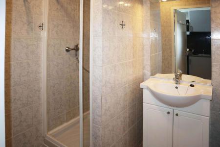 Rent in ski resort Studio sleeping corner 4 people (102) - RESIDENCE LE 1650 - Les Orres - Shower room