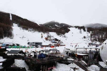Rent in ski resort Résidence les Cembros - Les Orres - Winter outside