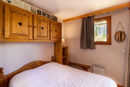 Rent in ski resort 3 room apartment 6 people (102) - Résidence les Colchiques - Les Orres - Bedroom