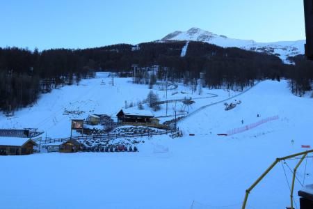 Rent in ski resort Studio sleeping corner 4 people (184) - Résidence les Orrianes des Cîmes - Les Orres - Winter outside