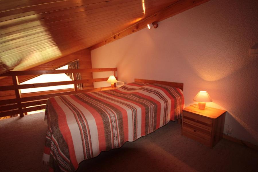 Skiverleih Wohnung 2 Mezzanine Zimmer 6 Leute (215) - Chalet Cristal 2 - Les Saisies - Mansardenzimmer