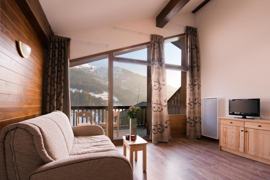 Skiverleih Résidence Lagrange les Chalets du Mont Blanc - Les Saisies - Fenstertür zum Balkon