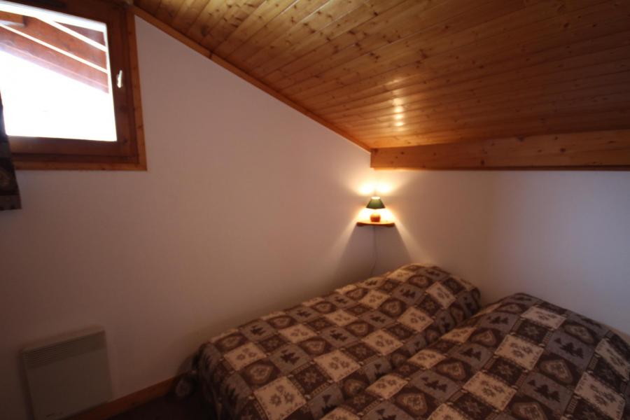 Rent in ski resort 3 room mezzanine apartment 8 people (020) - Résidence le Byblos - Les Saisies - Bedroom under mansard