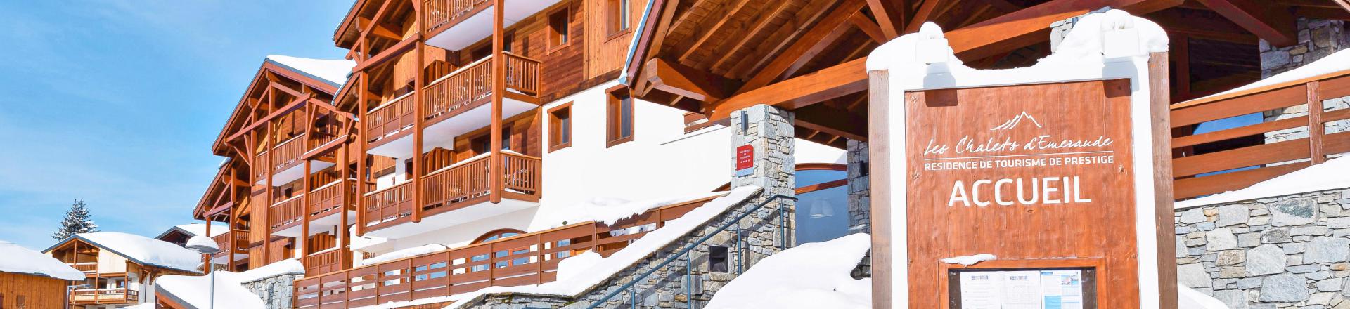 Rent in ski resort Résidence Lagrange les Chalets d'Emeraude - Les Saisies - Winter outside