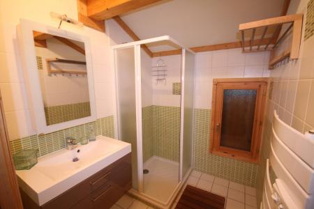 Rent in ski resort 7 room triplex chalet 12 people (CHACHO) - Chalet Pierres du Chozal - Les Saisies - Shower