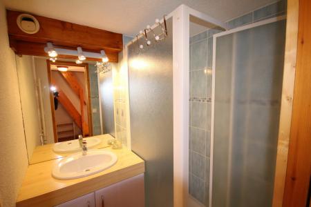 Rent in ski resort 2 room mezzanine apartment 6 people (155) - Résidence Mont Blanc A - Les Saisies - Shower room