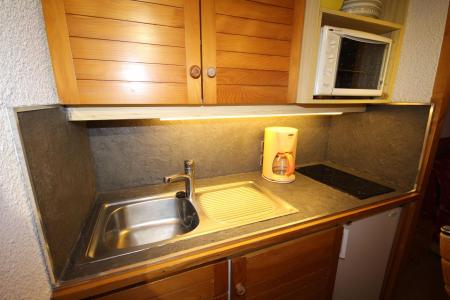 Rent in ski resort Studio sleeping corner 4 people (110) - Résidence Mont Blanc A - Les Saisies - Kitchenette