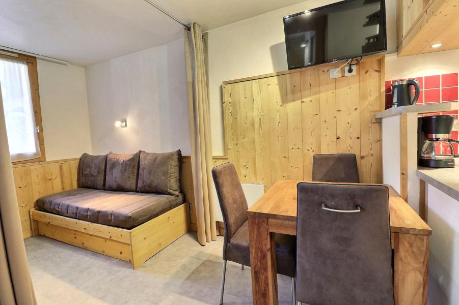 Rent in ski resort Divisible studio 4 people (E15) - Résidence Boulevard - Méribel-Mottaret - Living room