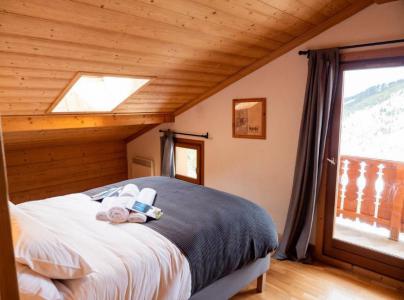Rent in ski resort Chalet  l'Arclusaz - Méribel-Mottaret - Bedroom under mansard