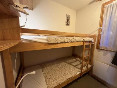 Skiverleih 3-Zimmer-Holzhütte für 6 Personen (008) - Résidence Sérac - Méribel-Mottaret - Offener Schlafbereich