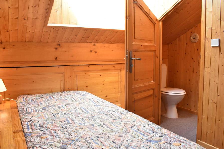 Rent in ski resort 3 room duplex chalet 6 people (MRB000-107) - Chalet Bonmartin - Méribel - Bedroom