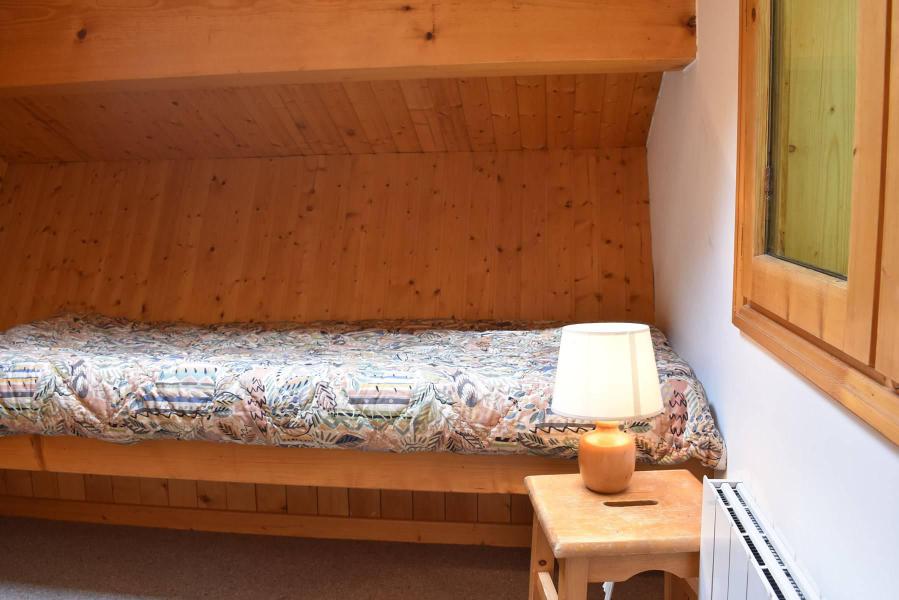 Rent in ski resort 3 room duplex chalet 6 people (MRB000-107) - Chalet Bonmartin - Méribel - Bedroom