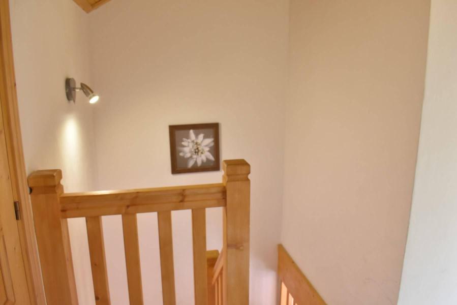 Rent in ski resort 4 room duplex apartment 8 people (009) - Résidence Aubépine - Méribel - Stairs