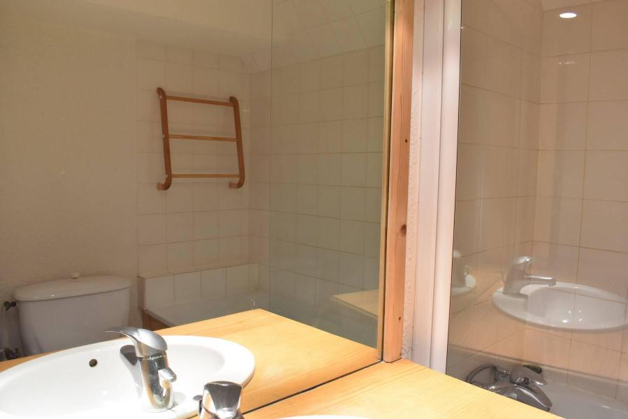 Rent in ski resort Studio mezzanine 4 people (A21) - Résidence le Pétaru - Méribel - Shower room