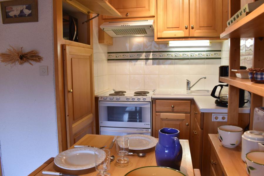 Rent in ski resort 2 room apartment 4 people (E7) - Résidence les Carlines - Méribel - Kitchenette