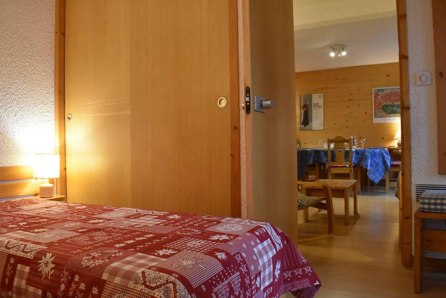 Rent in ski resort 3 room apartment 6 people (M1) - Résidence les Chandonnelles I - Méribel - Bedroom