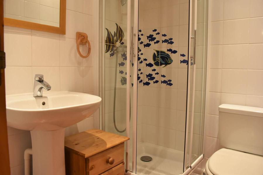 Rent in ski resort 3 room apartment 6 people (M1) - Résidence les Chandonnelles I - Méribel - Shower room