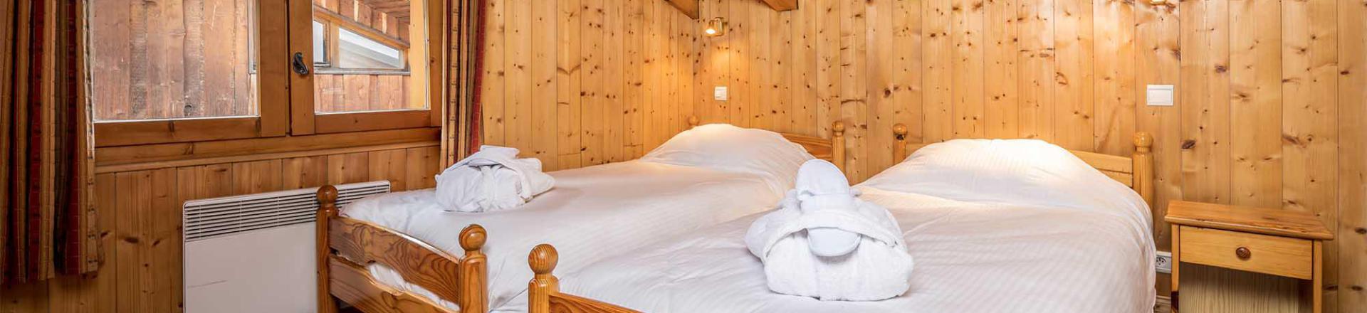 Rent in ski resort Chalet Castors - Méribel - Bedroom under mansard