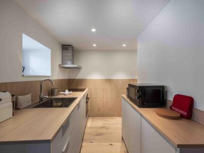 Rent in ski resort 5 room triplex chalet 8 people - Chalet Almeri - Méribel - Kitchen