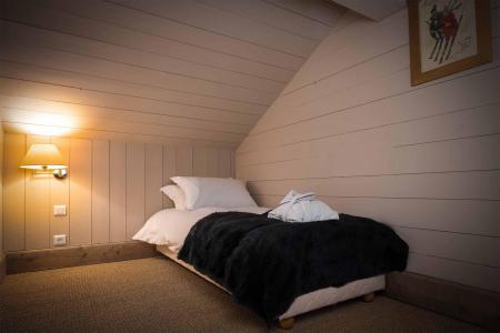 Rent in ski resort Chalet Brioche - Méribel - Bedroom under mansard