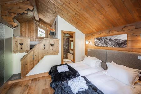 Rent in ski resort Chalet Mariefleur - Méribel - Bedroom under mansard