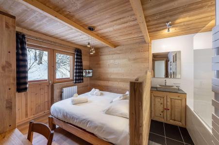 Rent in ski resort 5 room duplex apartment 8 people (22) - Résidence Chanrossa - Méribel - Bedroom
