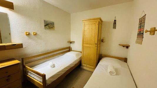 Rent in ski resort 2 room apartment 4 people (03) - Résidence Chasseforêt - Méribel - Bedroom