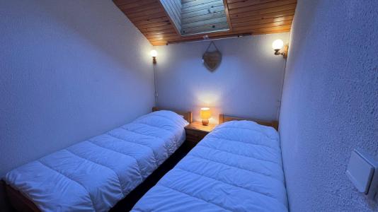 Rent in ski resort 4 room duplex apartment 6 people (15) - Résidence le Troillet - Méribel - Bedroom