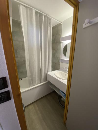 Rent in ski resort Studio cabin 4 people (009) - Résidence Plaisances - Montalbert - Shower room