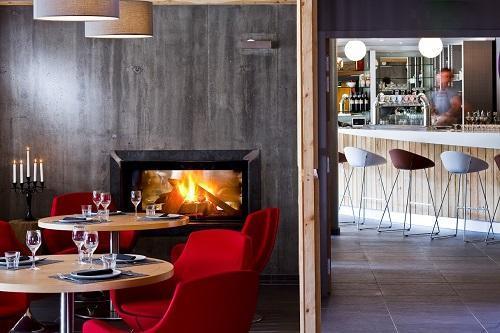 Rent in ski resort Anova Hôtel & Spa - Montgenèvre - Fireplace