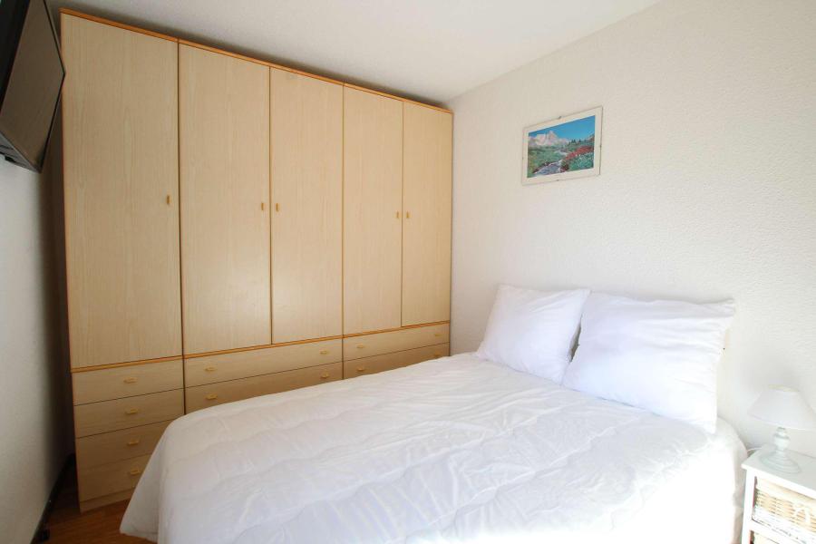 Rent in ski resort 3 room apartment 6 people (MTG110) - La Résidence Ferme d'Augustin - Montgenèvre - Bedroom