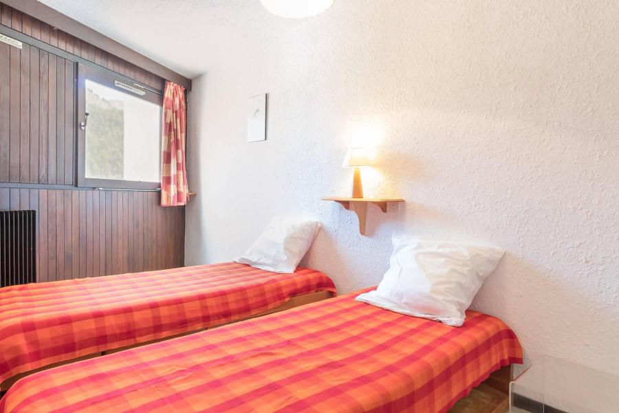 Rent in ski resort 2 room apartment sleeping corner 6 people (MANGIN) - La Résidence la Loubatière - Montgenèvre - Bedroom