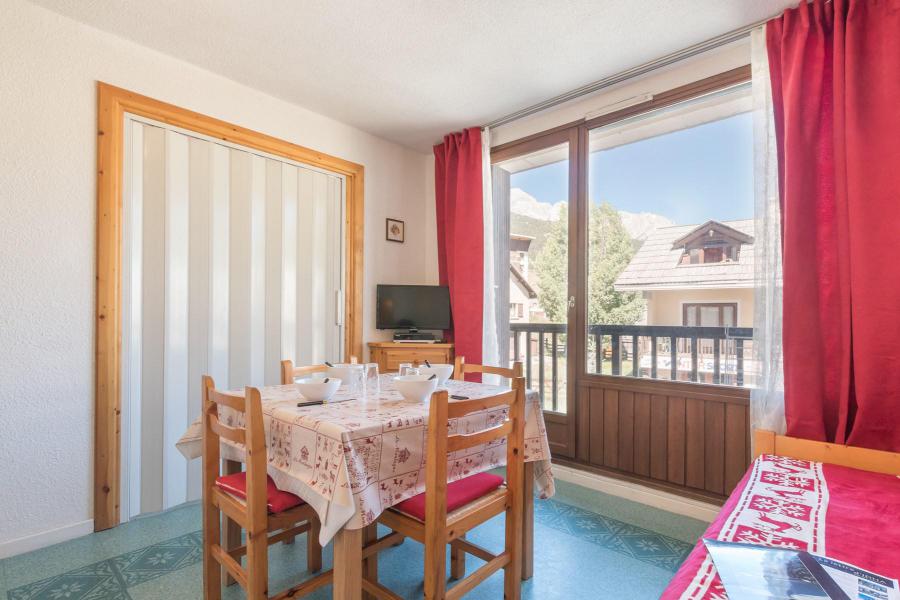 Rent in ski resort 2 room apartment 6 people (SMOQ10) - Résidence Central Station - Montgenèvre - Living room