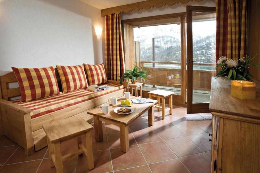 Rent in ski resort Résidence Club MMV le Hameau des Airelles - Montgenèvre - Coffee table